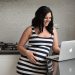 Kobieta w zaawansowanej ciąży przed komputerem