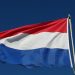 Flaga holenderska zawieszona na maszcie