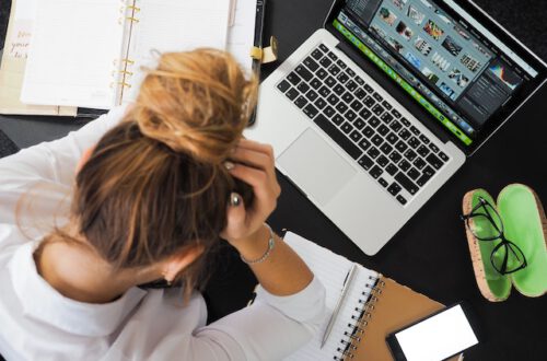 Zestresowana kobieta przed komputerem