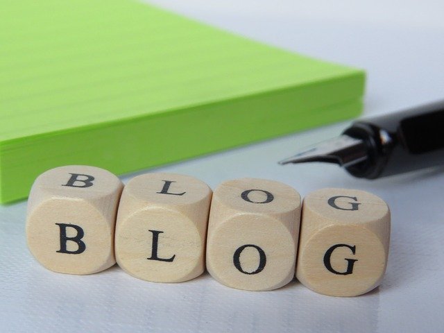 Klocki ułożone w napis blog