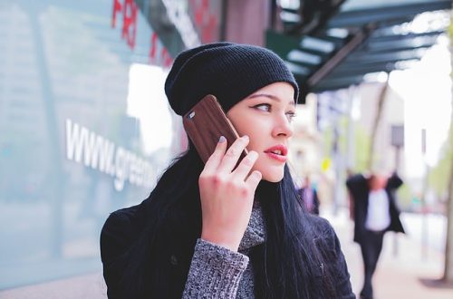 kobieta rozmawia przez telefon