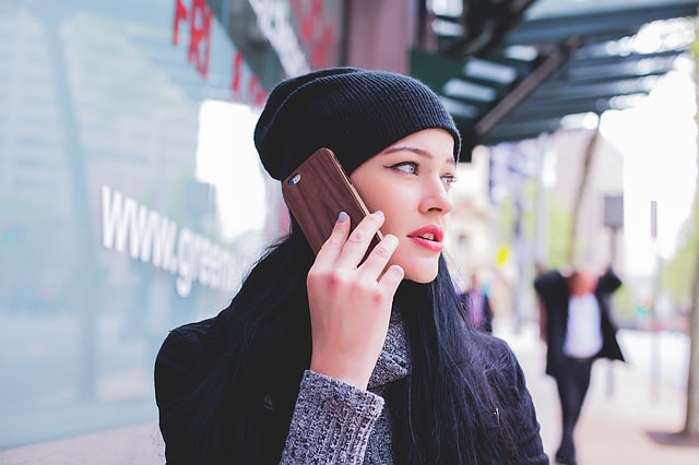 kobieta rozmawia przez telefon