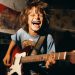 dziecko gra na gitarze elektrycznej