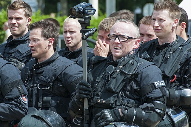 policjanci podczas odprawy