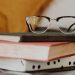 Stos książek i okulary