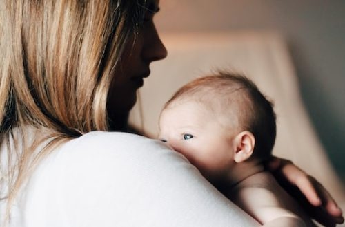Mama trzymająca dziecko na rękach