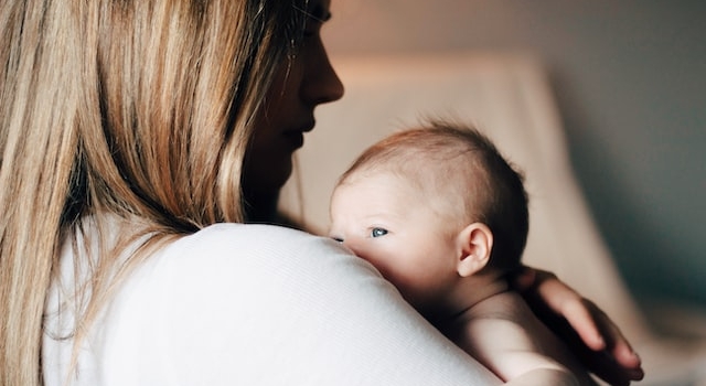 Mama trzymająca dziecko na rękach