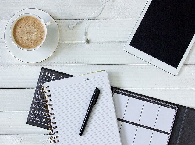 Notes, tablet i kawa