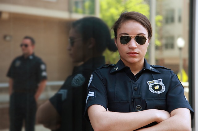 policjantka stojaca przed komendą
