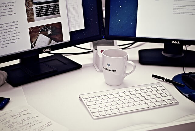 stanowisko pracy dwa monitory