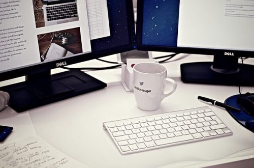 Stanowisko pracy z dwoma ekranami komputera i klawiaturą