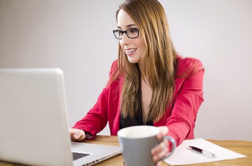 Studentka szukająca pracy w internecie na laptopie