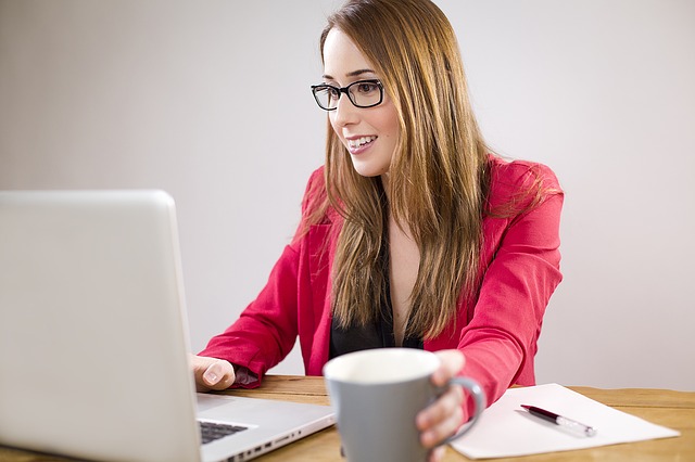 Studentka szukająca pracy w internecie na laptopie